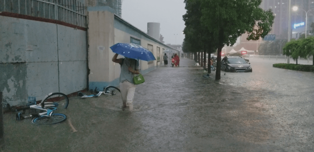 湖北襄陽暴雨肆虐，城市如何應(yīng)對挑戰(zhàn)？最新報道與關(guān)注，湖北襄陽暴雨肆虐，城市如何應(yīng)對挑戰(zhàn)？關(guān)注最新報道與應(yīng)對措施